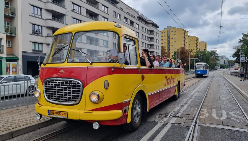 Zabytkowy autobus Fredruś na ulicach Wrocławia