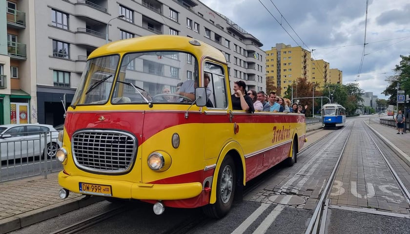 Zabytkowy autobus Fredruś na ulicach Wrocławia