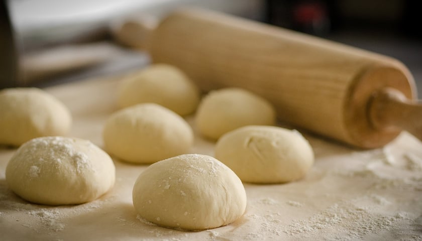 Na zdjęciu wyrobione ciasto na pizzę.