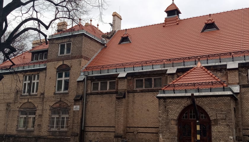 <p>Nowy dach w ZSZ nr 5 przy ul. Dawida</p>