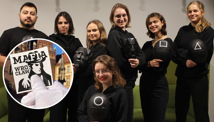 Siedem osób ubranych na czarno z maskami, na których widnieją symbole: koło, kwadrat, trójkąt (zdjęcie główne); dłoń ubrana w białą rękawiczkę trzyma kartkę z wizerunkiem detektywa i napisem: Mafia Wrocław (zdjęcie w kółku) 