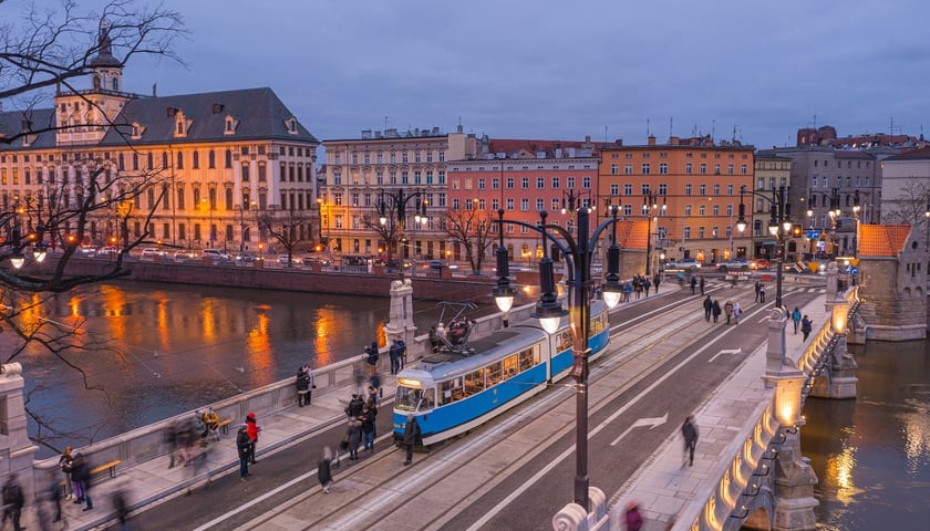 Wyremontowane mosty Pomorskie nocą z lotu ptaka z tramwajem stojącym na przystanku w centrum zdjęcia