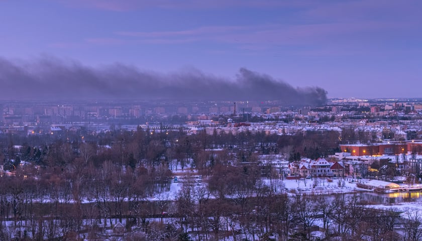 Kłęby dymu widoczne na południu Wrocławia w sobotni poranek (20 stycznia)