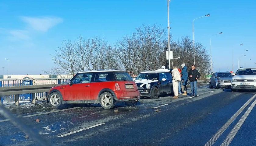 Na al. Karkonoskiej zderzyło się pięć pojazdów. Zdjęcie wypadku