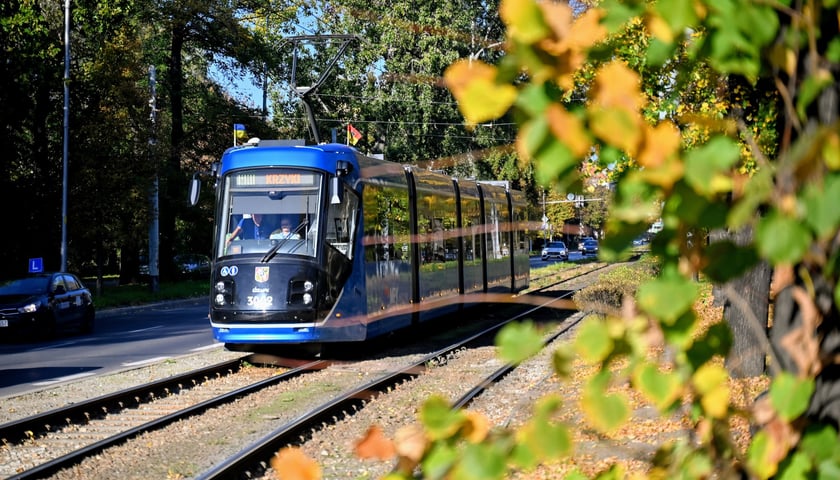Tramwaj MPK Wrocław linii 2 jadący w kierunku Krzyków.