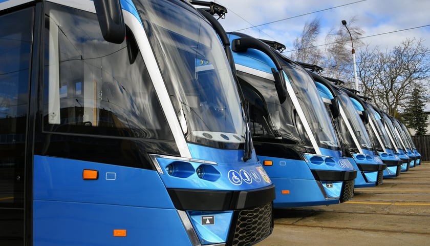 Kilka nowych tramwajów MPK Wrocław ustawionych schodkowo do zdjęcia. 