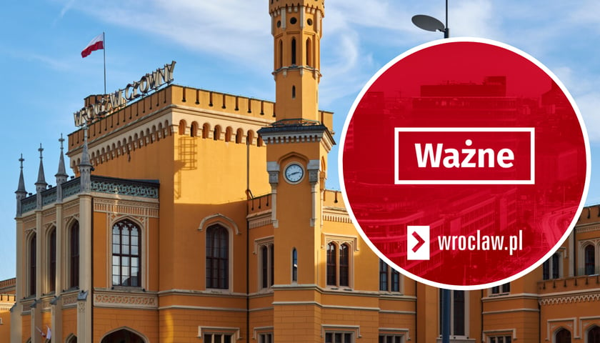 Budynek Dworca Głównego PKP we Wrocławiu (zdjęcie ilustracyjne); w kółku czerwona tablica z napisem: ważne 