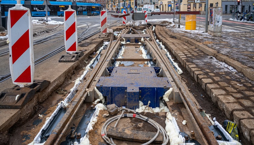 Na zdjęciu widać wymienianą zwrotnicę na pl. Bema. 