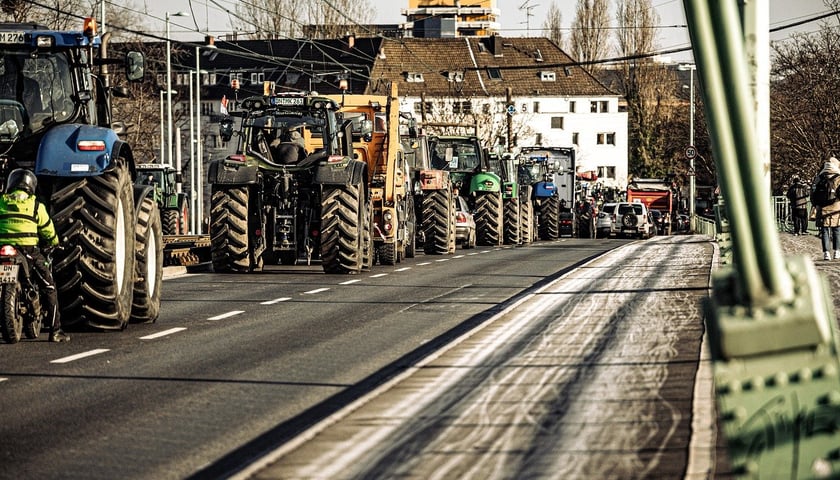 Traktory na drodze - zdjęcie ilustracyjne