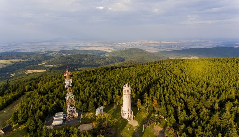 Z wieży na Wielkiej Sowie przy dobrej pogodzie widać nawet wrocławski Sky Tower