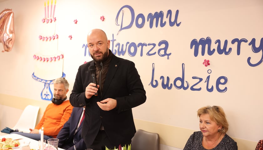 Prezydent Wrocławia Jacek Sutryk podczas wizyty w DDPS we Wrocławiu