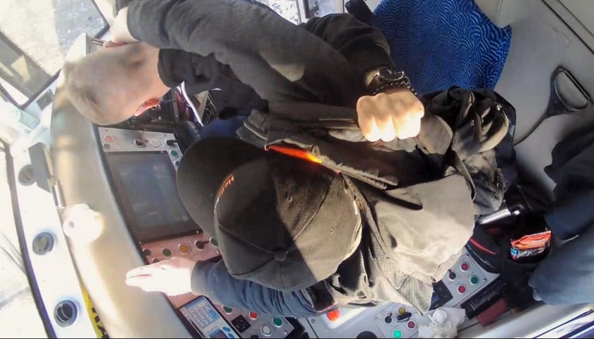Stopklatka z monitoringu wewnątrz tramwaju. Kamera nagrała wtargnięcie pasażera do kabiny i atak na motorniczą.