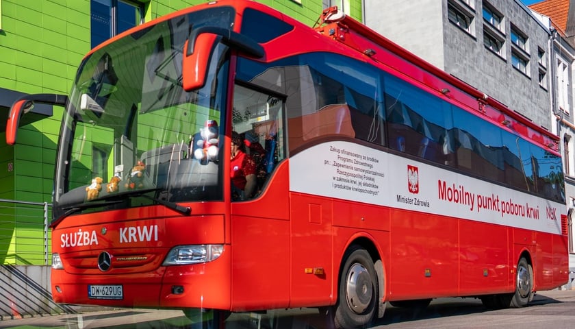 W takim mobilnym punkcie krwiodawstwa można 24 stycznia oddać krew przy Aquaparku (ul. Borowska 99). Na zdjęciu czerwony autokar z napisami Służba krwi i Mobilny punkt poboru krwi. 