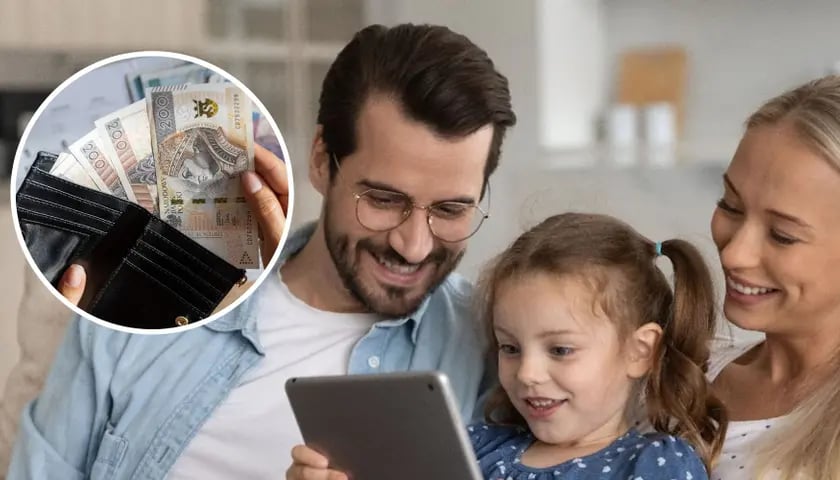 Kobieta, mężczyzna i dziecko siedzą i patrzą na tablet. Na zdjęciu w kółku portfel z banknotami. Fotografia ilustracyjna.
