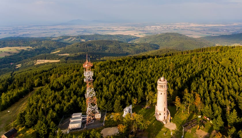 Widok na Wielką Sowę i wieżę widokową