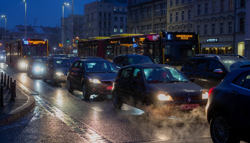 Zdjęcie ilustracyjne. Przedstawia stojące w korku auta na ulicy Kazimierza Wielkiego