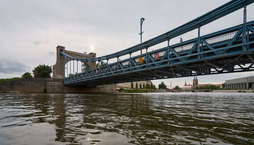 Widoku mostu grunwaldzkiego z łodzi płynącej po Odrze