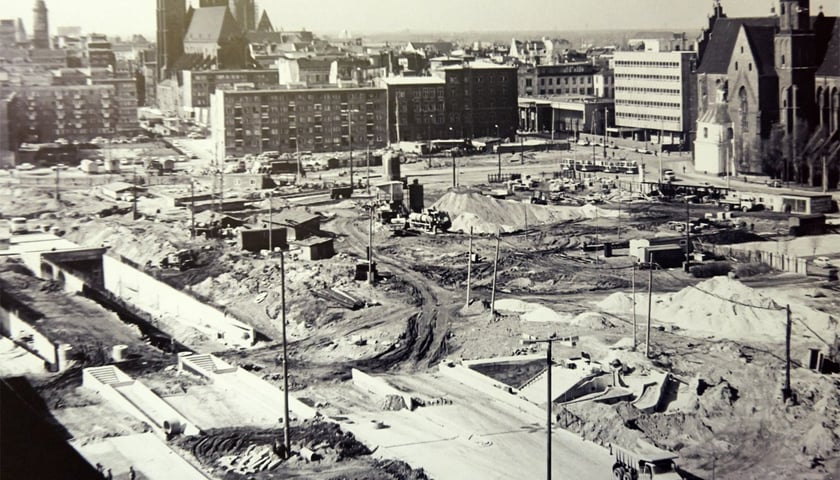 Ówczesny plac Dzierżyńskiego - trwa budowa przejazdów podziemnych na Oławskiej