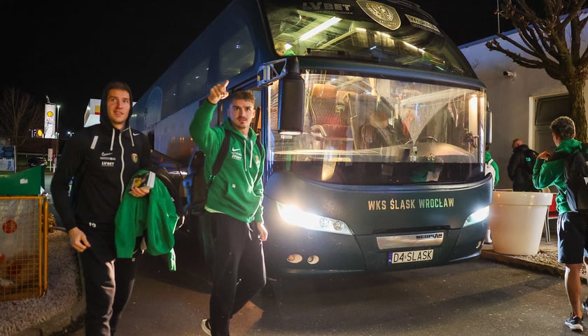 Autobus Śląska Wrocław podczas tournee treningowego 