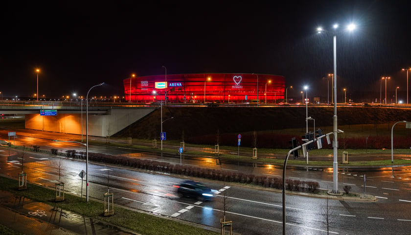 Stadion Tarczyński Arena podświetlony na czerwono 