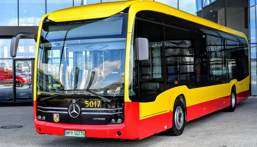 Autobus w barwach żółto - czerwonych