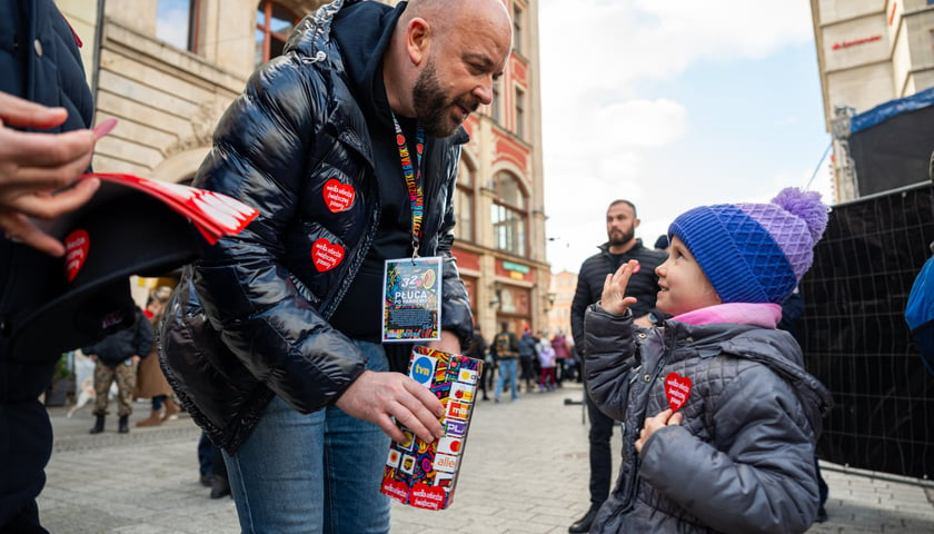 Prezydent Wrocławia Jacek Sutryk zbiera pieniądze do puszki WOŚP