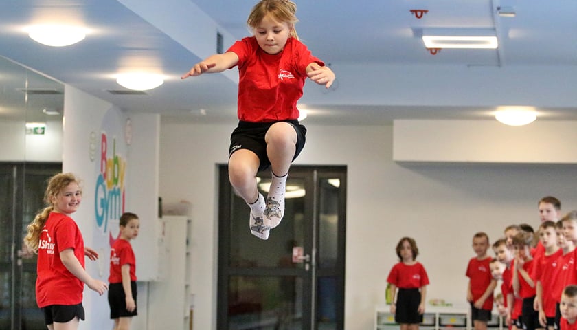grupa dzieci uczestnicząca w sportowych zajęciach dodatkowych w SMS Junior Wrocław
