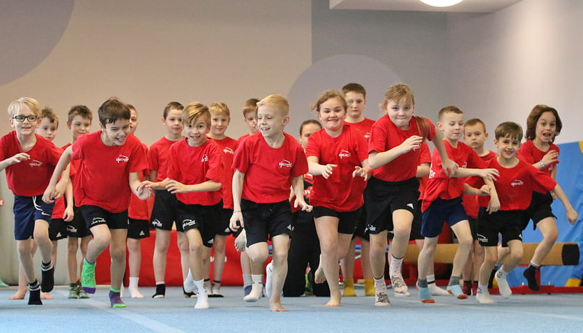Grupa dzieci uczestnicząca w sportowych zajęciach dodatkowych w SMS Junior Wrocław
