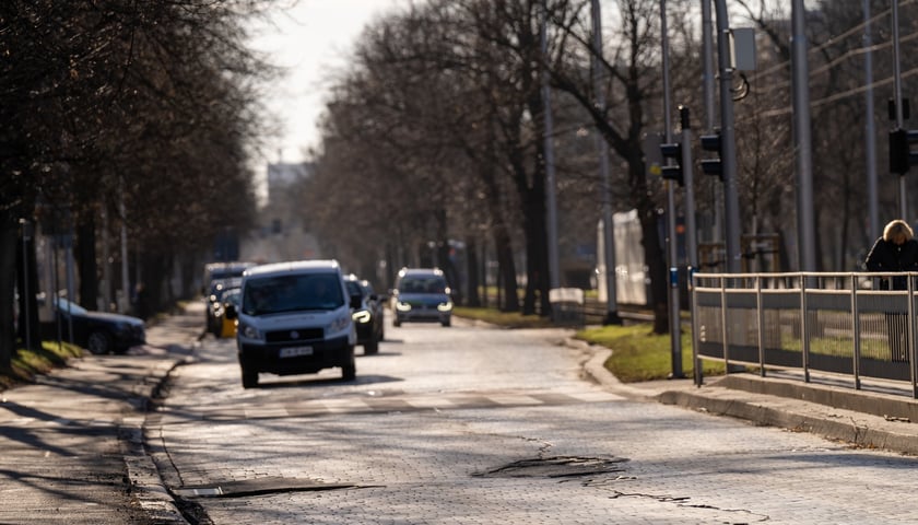 Kamienna nawierzchnia ulicy Powstańców Śląskich