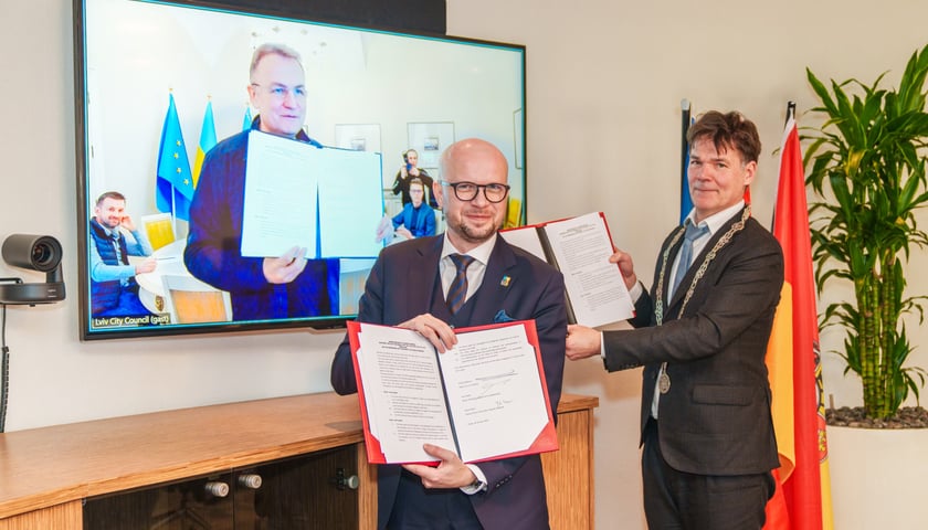 Memorandum o współpracy podpisali: Jakub Mazur, wiceprezydent Wrocławia, Paul Depla - burmistrz Bredy, oraz Andrij Sadowy, mer Lwowa, który w spotkaniu uczestniczył zdalnie