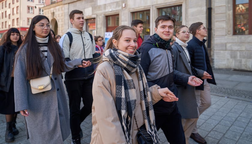 Maturzyści tańczący poloneza 