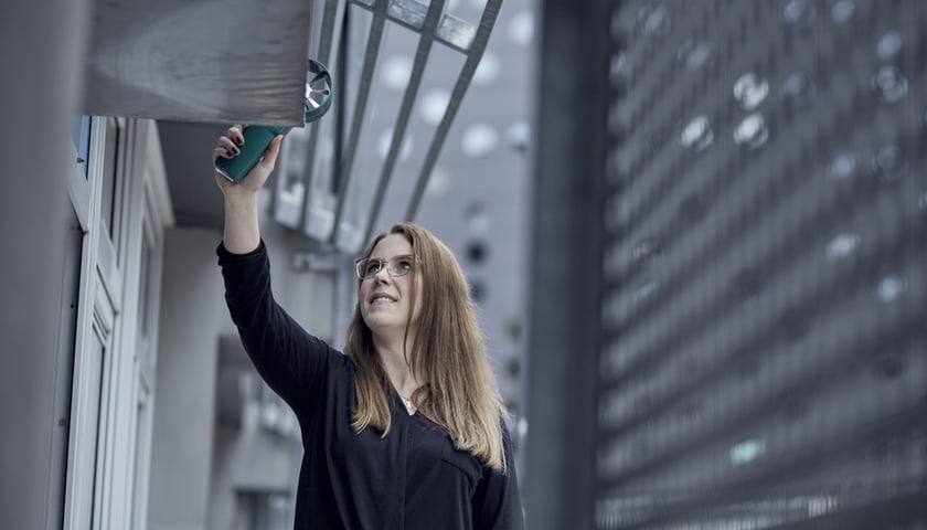 <p>Neutralność klimatyczna. Na zdjęciu widać kobietę z miernikiem prędkości przepływu powietrza&nbsp;</p>