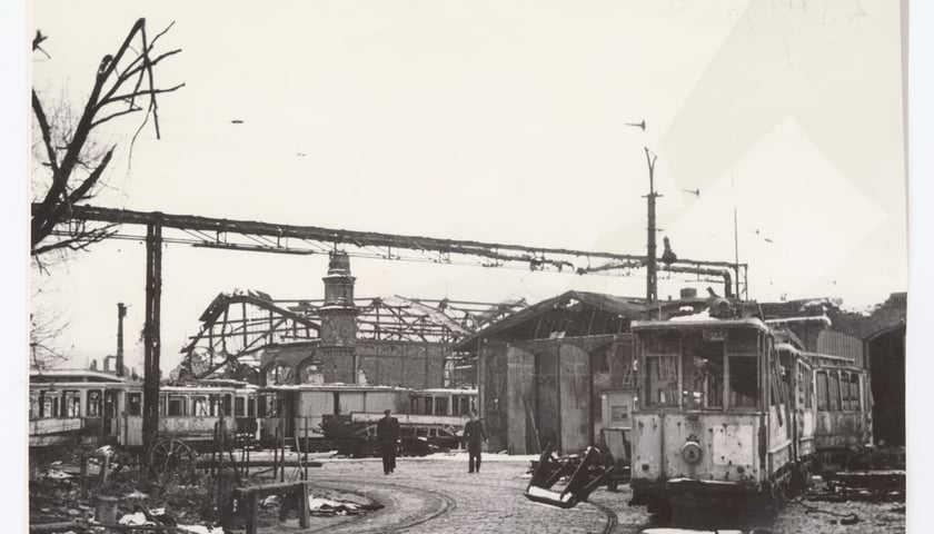 Zniszczona zajezdnia przy ulicy Grabiszyńskiej, 1946 rok