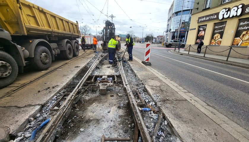 Torywolucja na pl. Bema weszła w kolejny etap. Wymiana tego rozjazdu wymusiła objazdy dla linii 9 i 17.