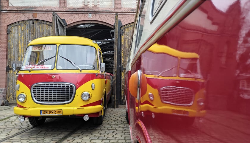 Żółto-czerwony autobus Fredruś przed zajezdnią Popowice
