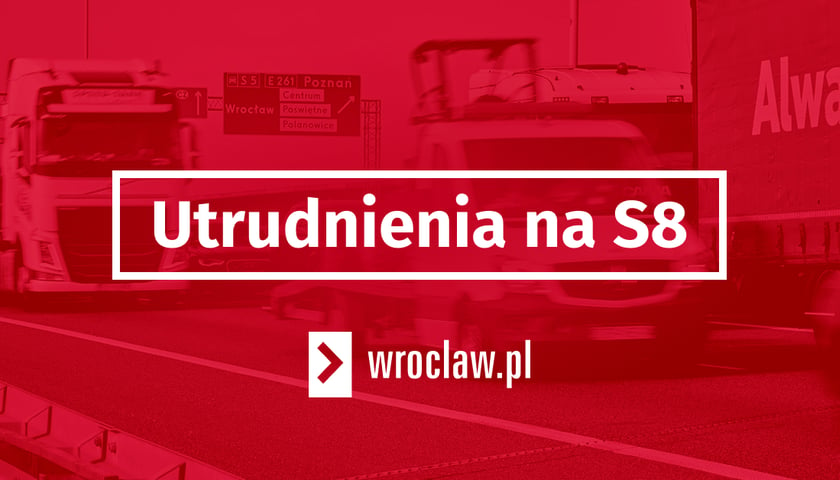 Czerwona plansza z białą ramką z napisem "utrudnienia na S8"