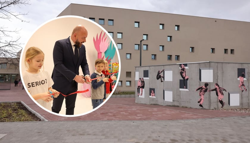 Otwarcie nowego Centrum Aktywności Lokalnej w szkole przy ul. Asfaltowej na Wojszycach - prezydent Jacek Sutryk wraz z dziećmi symbolicznie przecina wstęgę