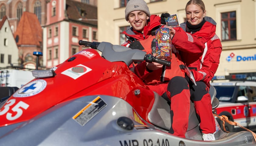 Wolontariusze Finału WOŚP 2024 we Wrocławiu z puszkami