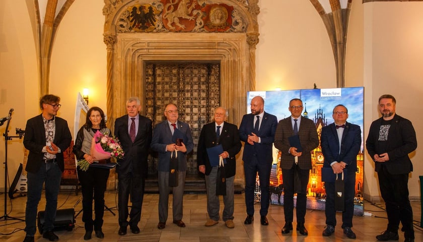 Na zdjęciu Jacek Sutryk i przedstawiciele branży turystycznej Wrocławia w sali wielkiej ratusza