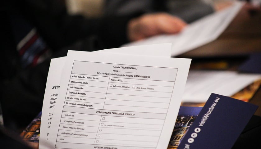 Spotkanie z mieszkańcami Trzonolinowca, 01.02.2024. Na zdjęciu formularz ankiety