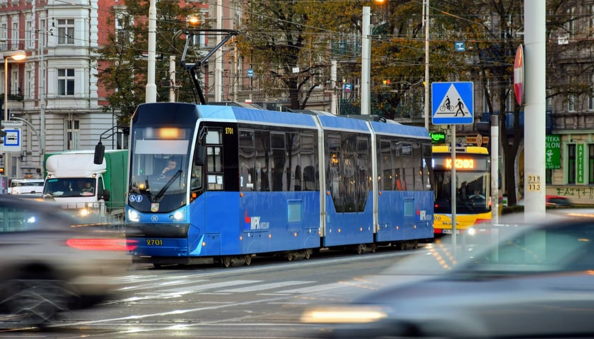 Tramwaj na placu Grunwaldzkim. Zdjęcie ilustracyjne. 