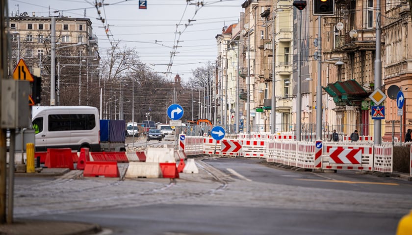 Przebudowa ul. Pomorskiej - styczeń 2024. Widać m.in. znaki drogowe na jezdni i okoliczne kamienice