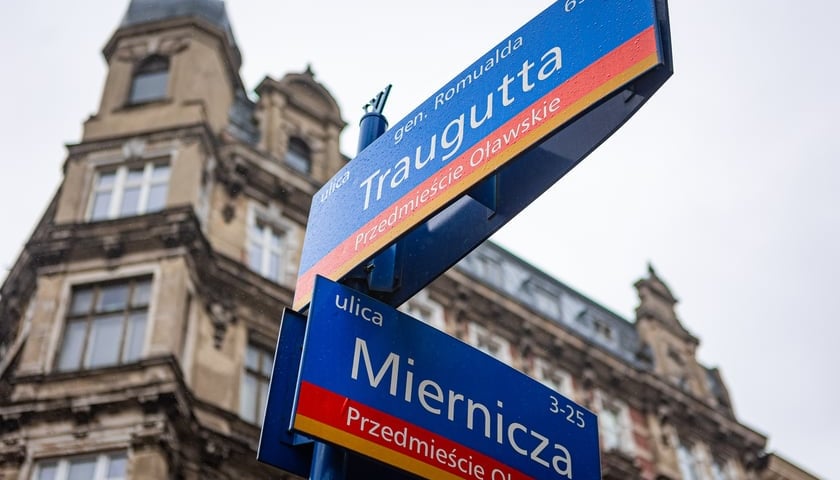 Tablice z nazwami ulic: Traugutta i Miernicza. W tle budynek na Przedmieściu Oławskim