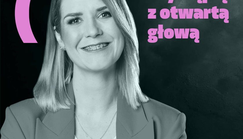 Uśmiechnięta Janina Bąk, prelegentka konferencji edukacyjnej "Otwarte Głowy..." Obok niej napis "z otwartą głową" 