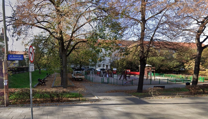Modernizacja placu zabaw na skwerze I. Sendlerowej przy ul. Łukasiewicza.