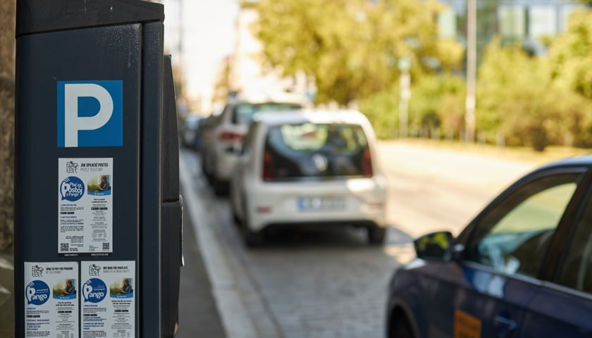 Parkomat stojący w strefie płatnego parkowania - zdjęcie ilustracyjne. 