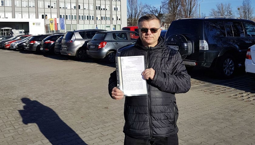 <p>Prezes Klubu Sympatyk&oacute;w Kolei we Wrocławiu Ryszard Boduszek z petycją przed Urzędem Marszałkowskim</p>