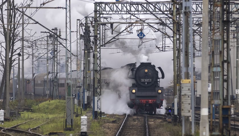 pociąg retro podczas przejazdu turystycznego, zdjęcie archiwalne