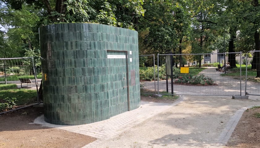 Toaleta w Parku Różewicza we Wrocławiu
