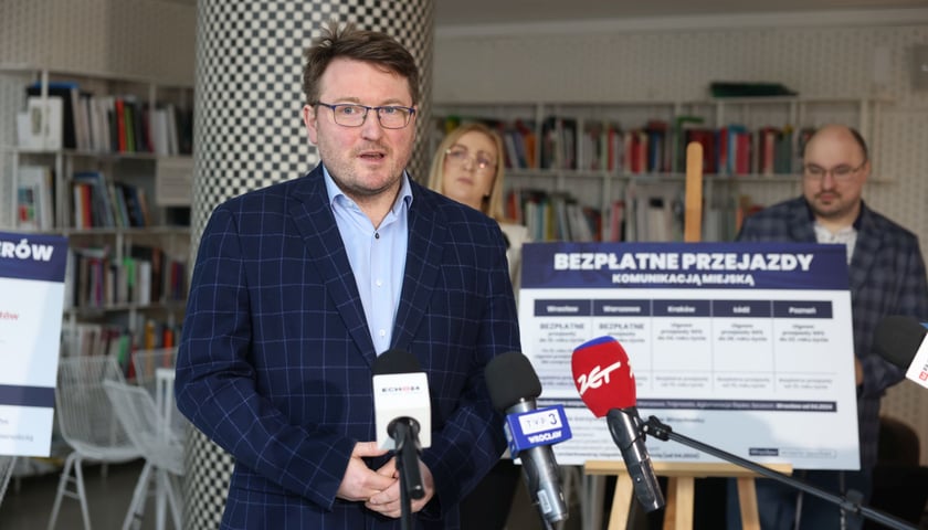 Adam Komar, prezes Fundacji  Potrafię Pomóc cieszy się z pomysłu wprowadzenia zniżek dla osób z niepełnosprawnościami. Na zdjęciu w tle Paulina Tyniec-Piszcz, dyrektorka Wydziału Transportu oraz Michał Sałkowski, jej zastępca.